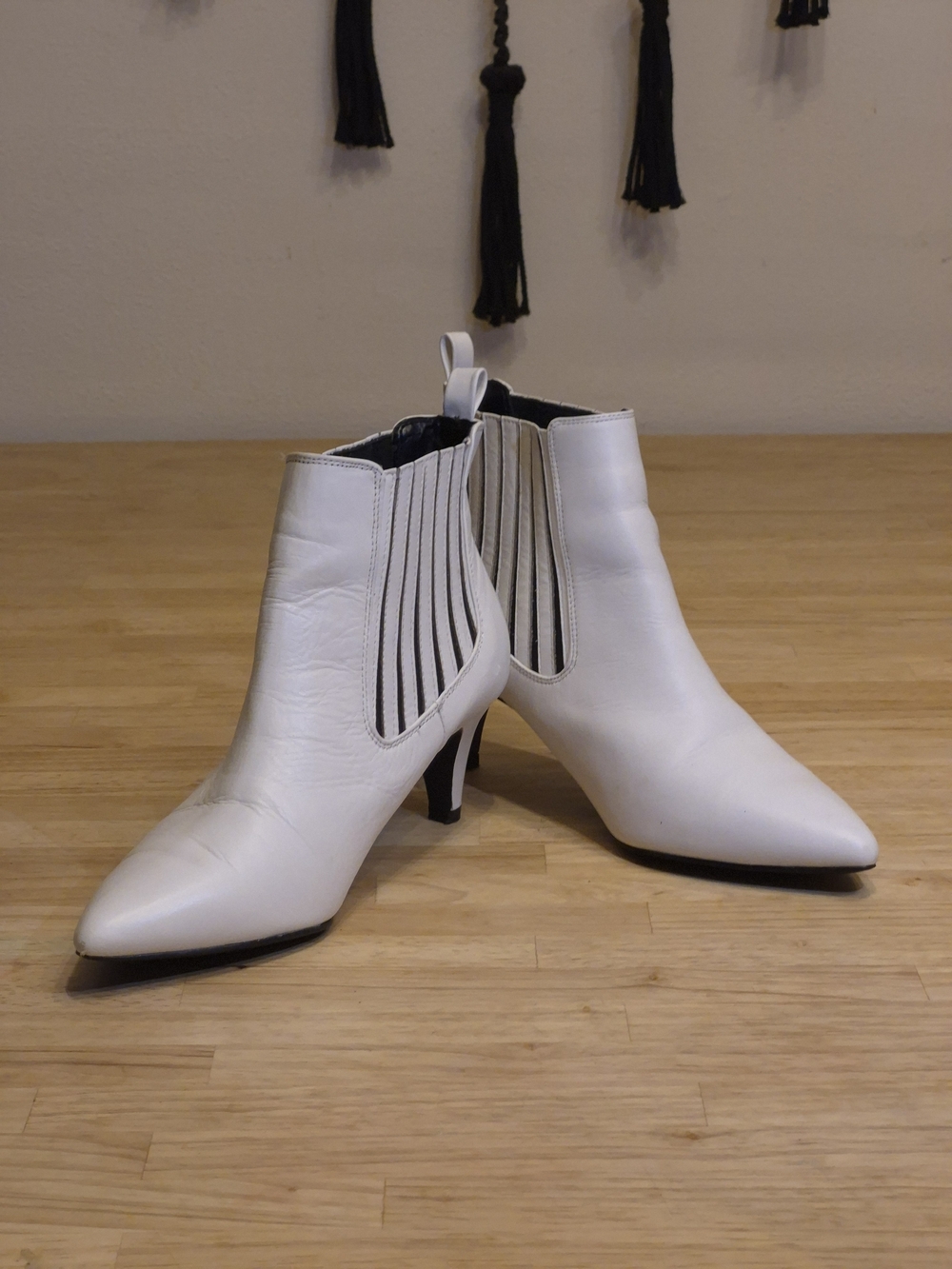 Bleecker & Bond White Leather Ankle Boots Pointed Toe Kitten Heel Size 8